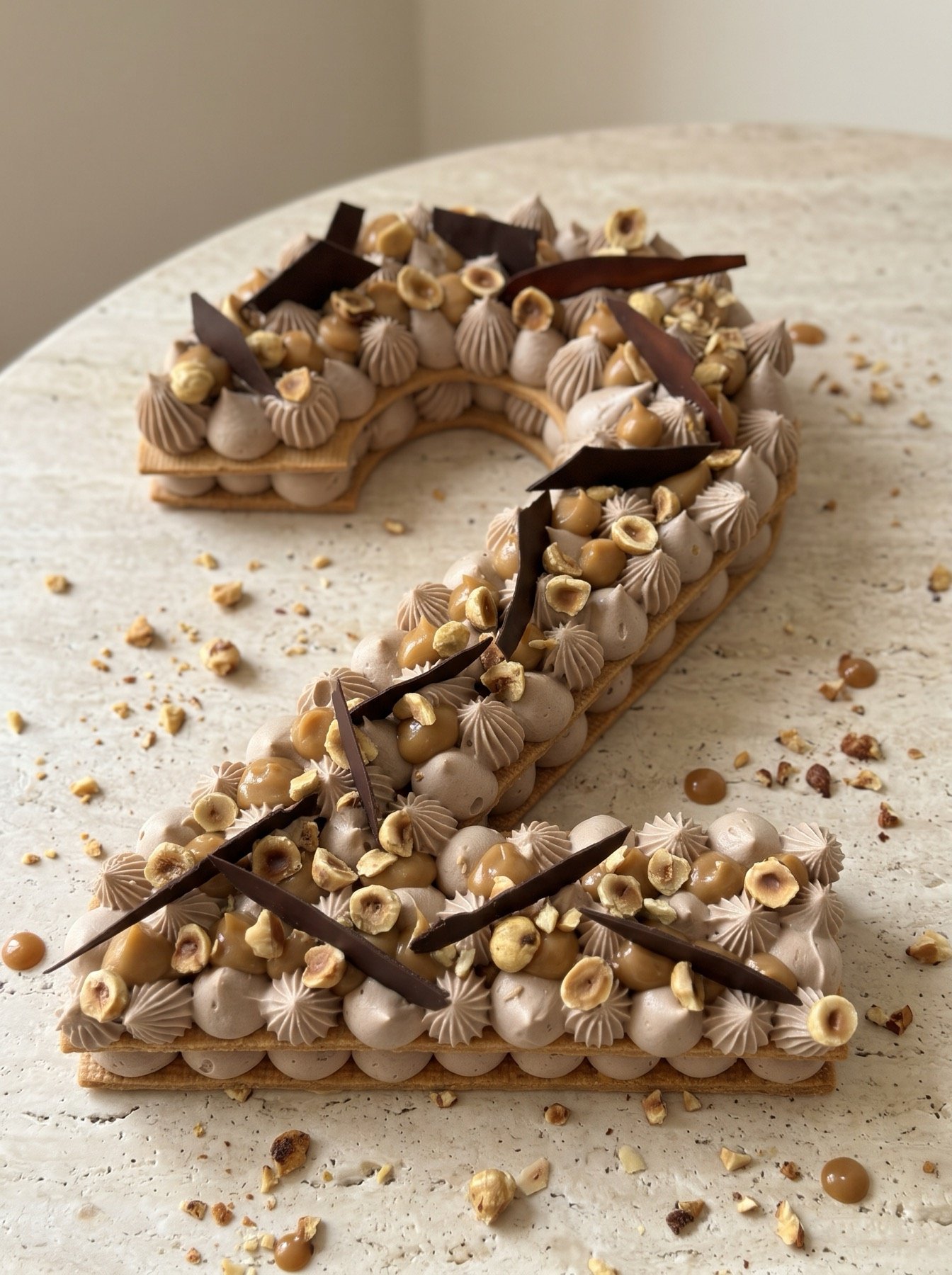 Number cake en forme de 2, crème chocolat, caramel et noisettes